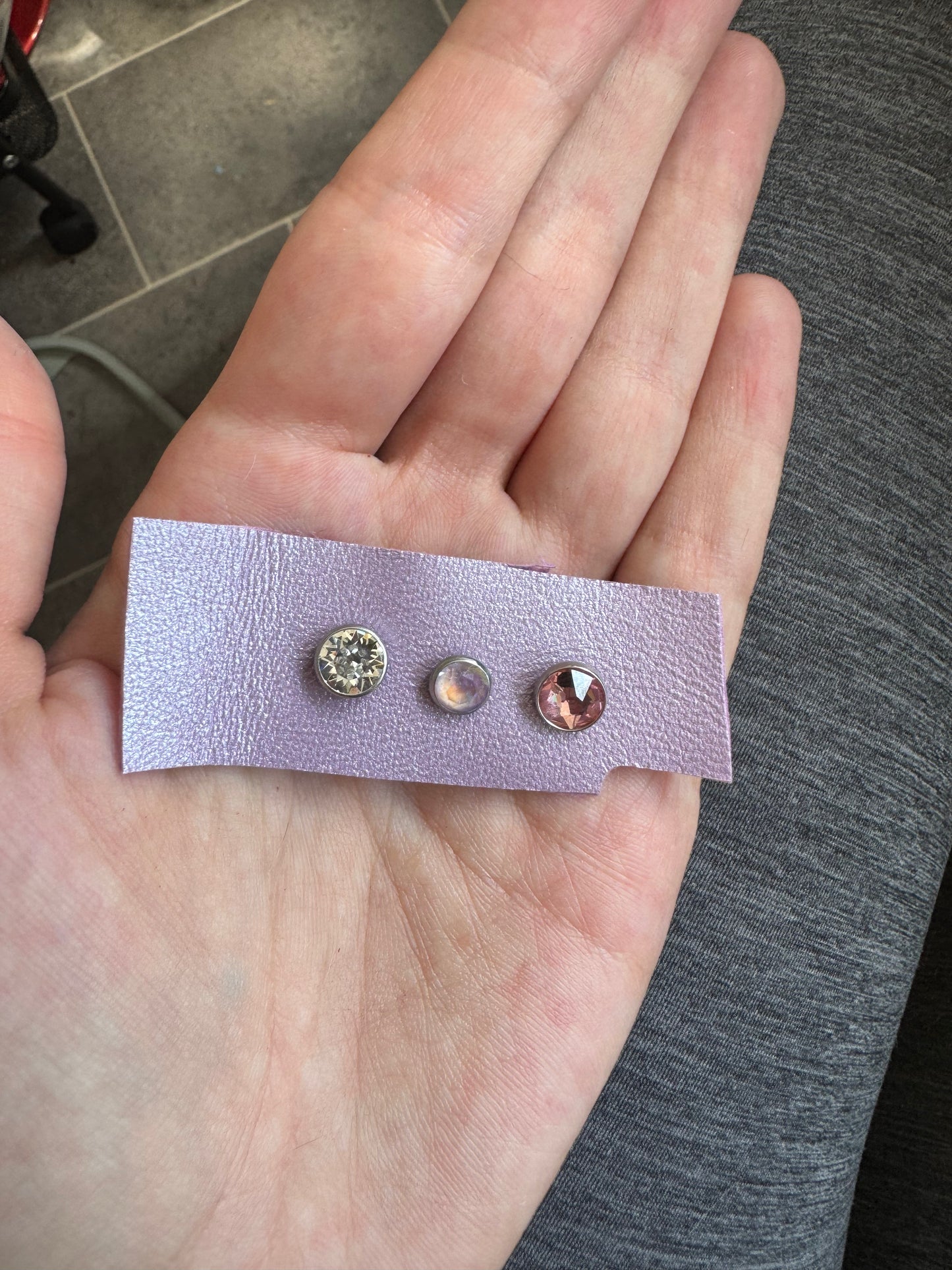 Deux colliers en cuir nappa
