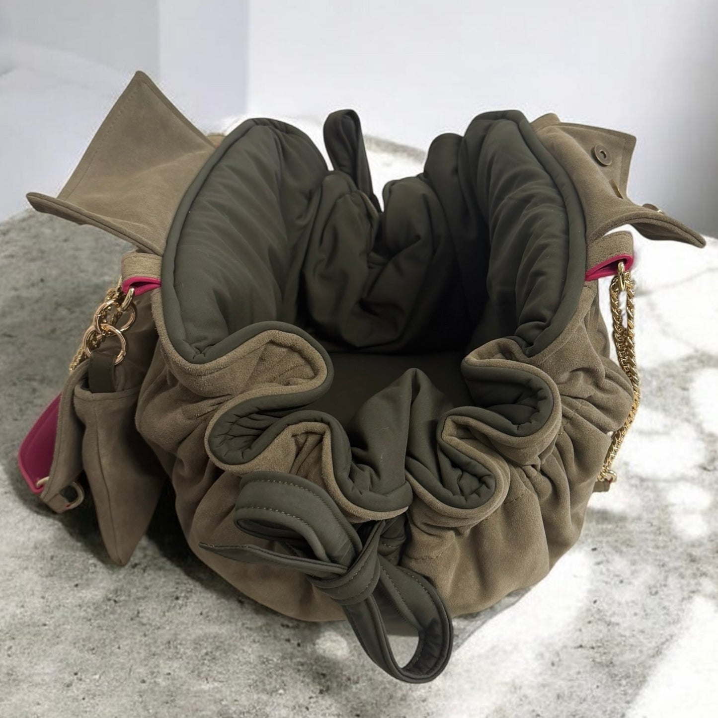 Stella dog carrier bag in grained leather