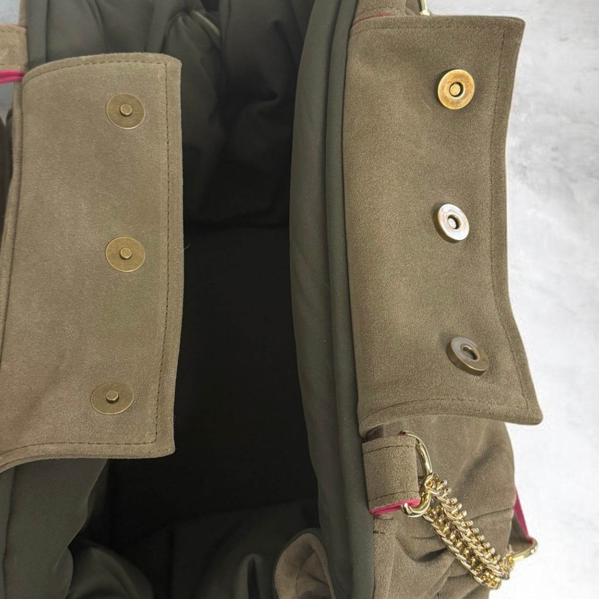 Stella dog carrier bag in grained leather